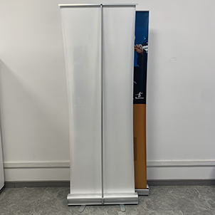 3000套高品质易拉宝正式出货，彰显制造实力与高效交付。